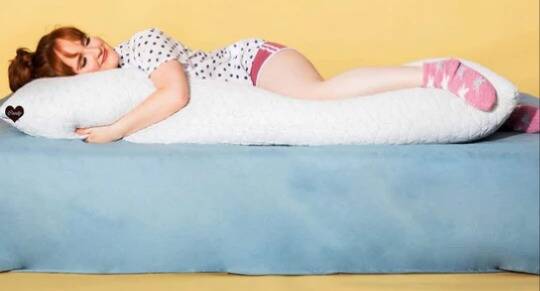 Woman sleeping on a Coozly rectangle sleeping pillow